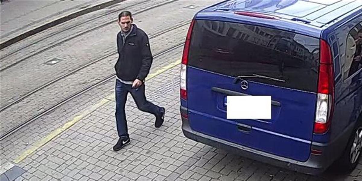 FOTO Z auta zmizla tučná hotovosť, hľadajú neznámeho muža