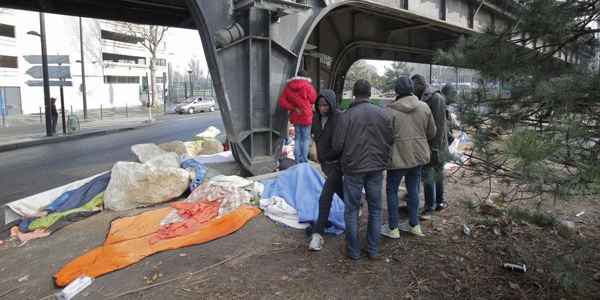 Šiesti utečenci, ktorí sa pokúsili zapáliť bezdomovca počas vianočných sviatkov, sa postavili pred súd