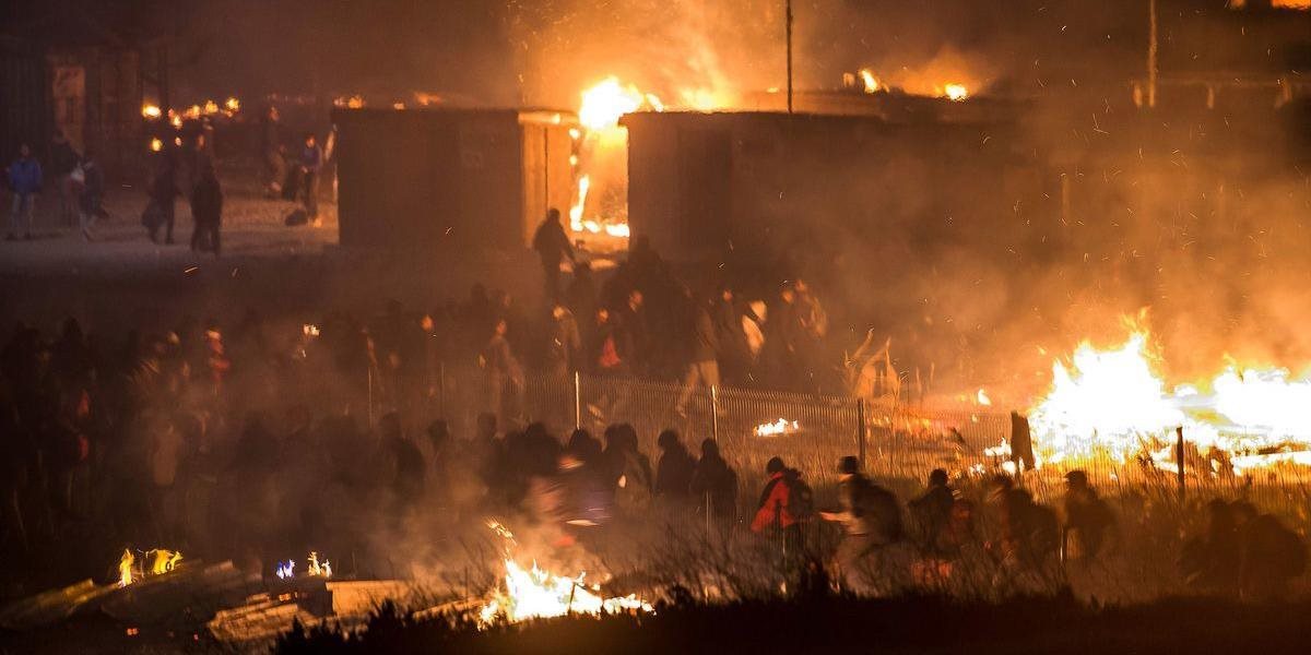 Po požiaroch v troch utečeneckých centrách vo Švédsku evakuovali 300 ľudí