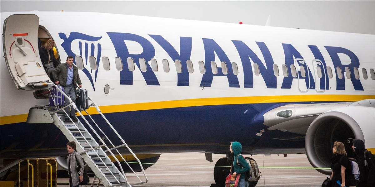 V lietadle Ryanairu vyčíňal neskrotný pasažier, vysadili ho v Rakúsku a leteli ďalej