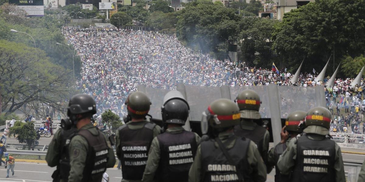 USA uvalili sankcie na členov venezuelského najvyššieho súdu za obmedzenie právomocí opozície, ktoré spustili vlnu protestov