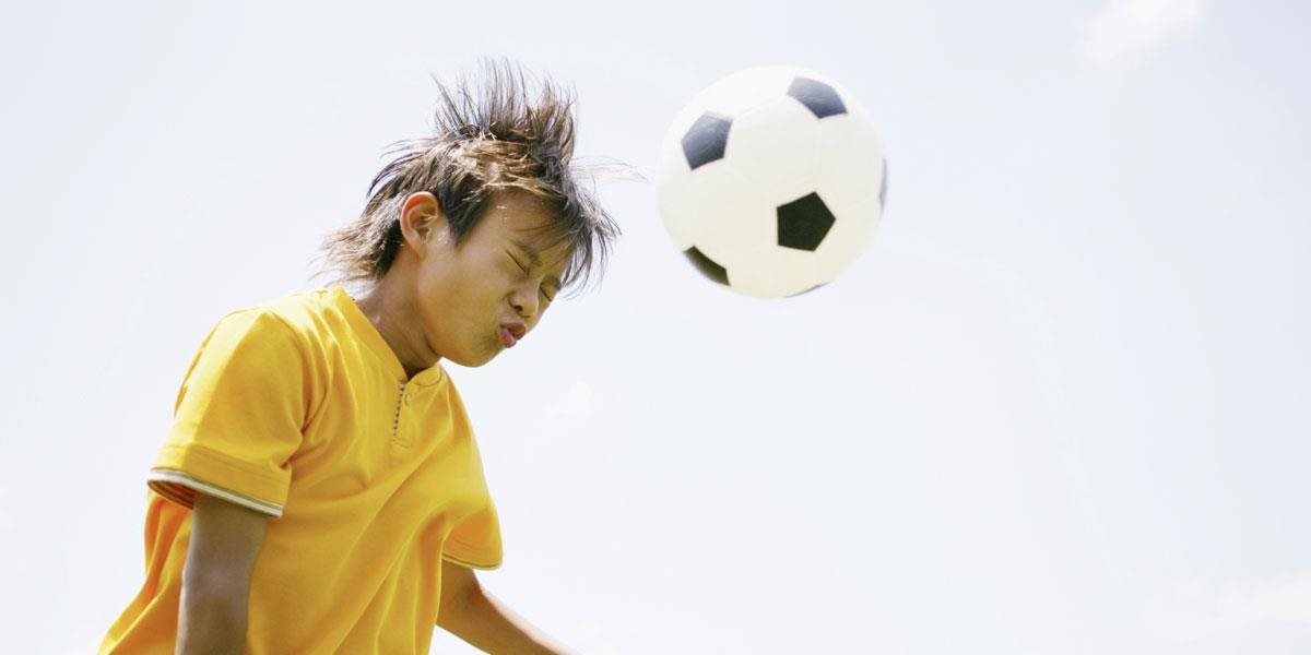 UEFA chce skúmať zdravotné dopady hlavičkovania na mladých hráčov