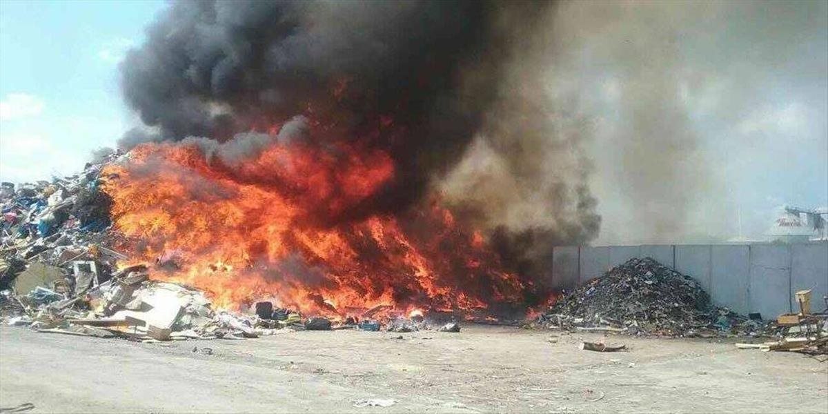 FOTO V Košiciach horí skládka odpadu, zasahujú desiatky hasičov