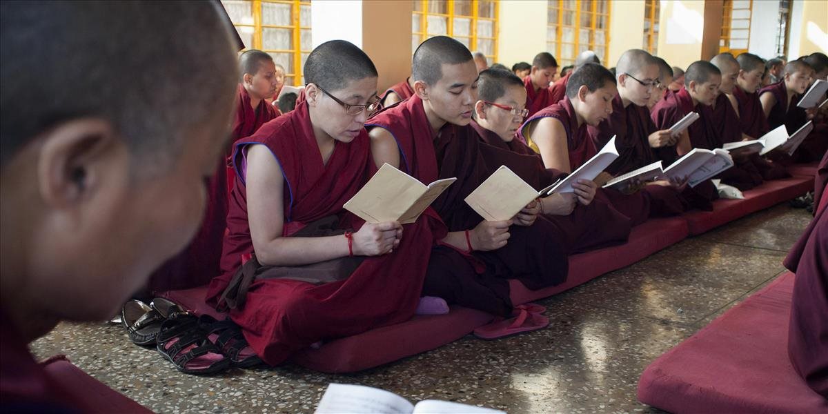 Čínske úrady rozohnali študentov budhistického inštitútu a jeho časť zbúrali