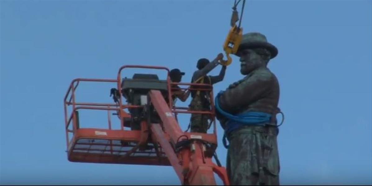 VIDEO V New Orleans odstránili posledný konfederačný pamätník z temného obdobia amerických dejín