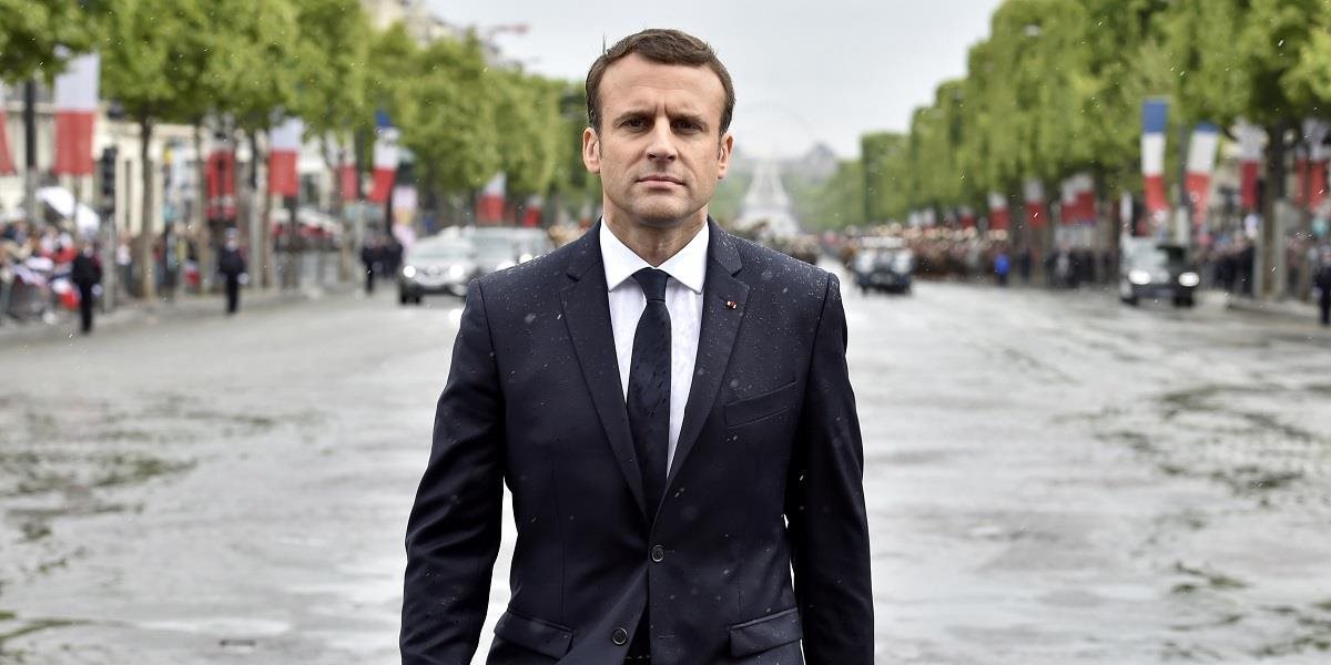 Macron je po nástupe populárny ako jeho predchodcovia