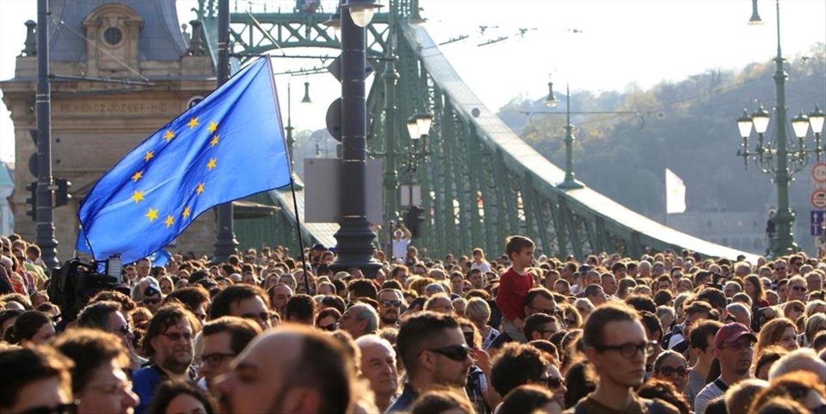 Proti Orbánovej vláde protestovali tisíce ľudí