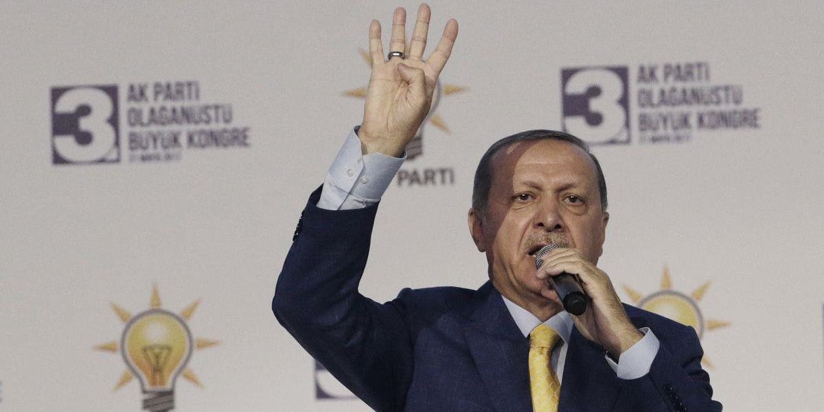 Prezident Erdogan sa stal novým šéfom Strany spravodlivosti a rozvoja