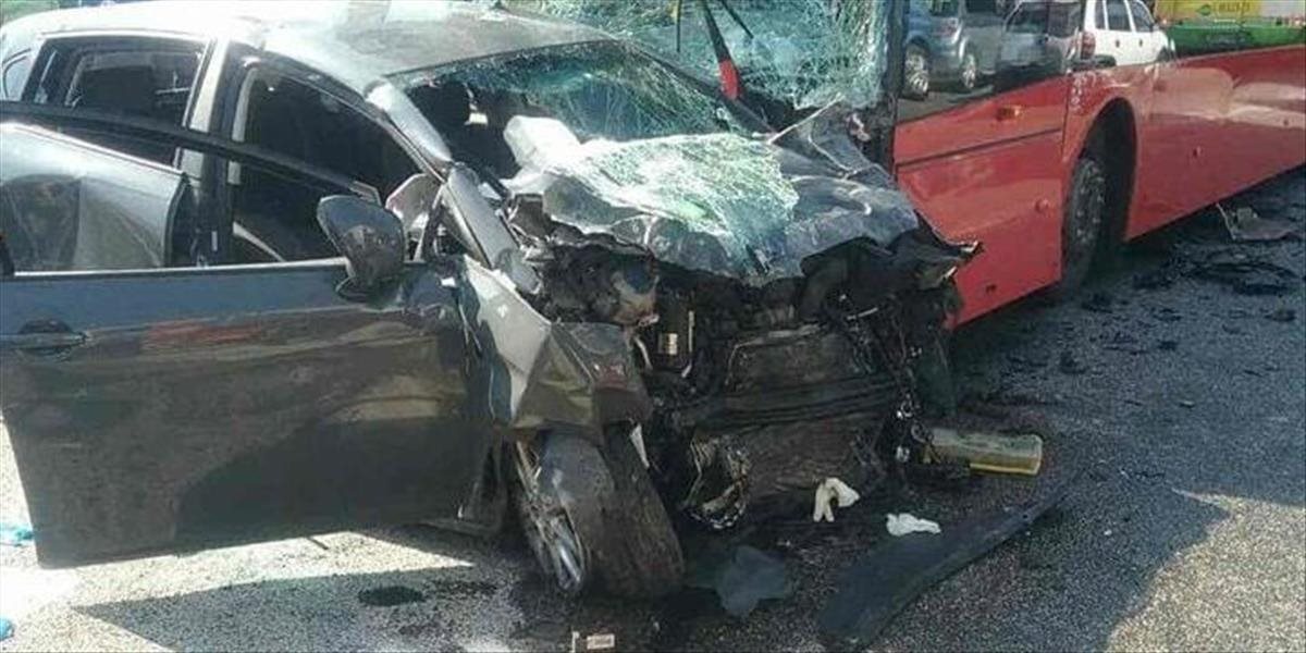 AKTUALIZOVANÉ Bratislavskí hasiči zasahovali pri dopravnej nehode auta s autobusom! Hlásia piatich zranených