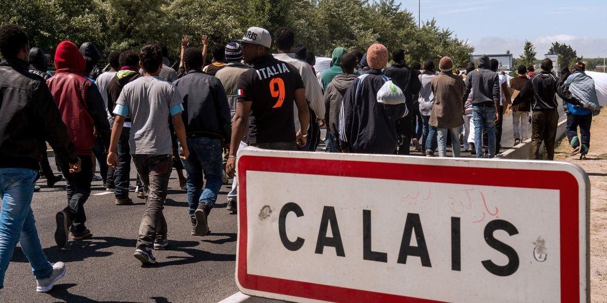 Na autobus plný stredoškolákov z Maďarska zaútočili v Calais migranti