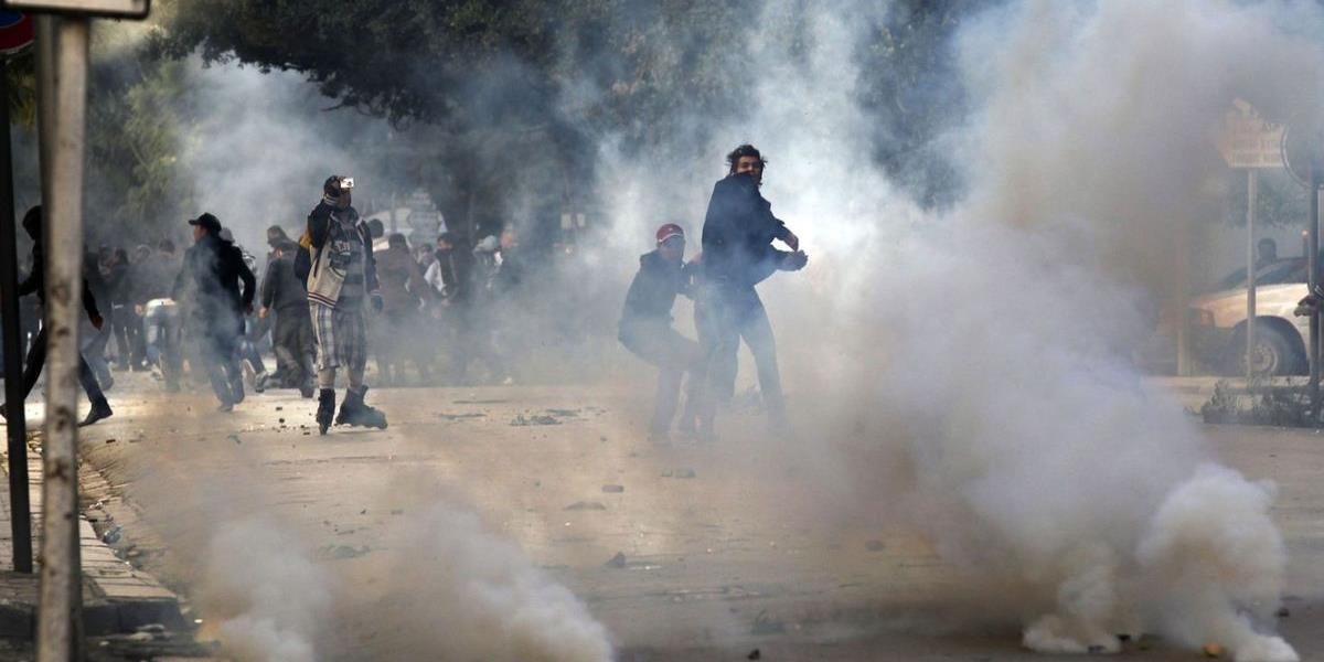 Demonštranti v Tunisku sa pokúsili o útok na ropné zariadenie