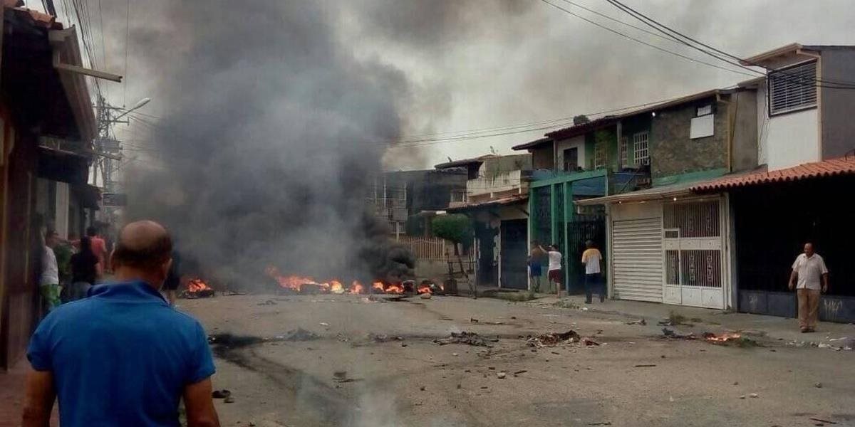 Počas protestov vo Venezuele zahynul ďalší človek, podpálili aj Chávezov dom