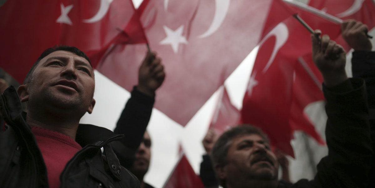 Dvojicu tureckých učiteľov, ktorí už druhý mesiac držia protestnú hladovku, zatkli a obvinili z členstva v teroristickej organizácii