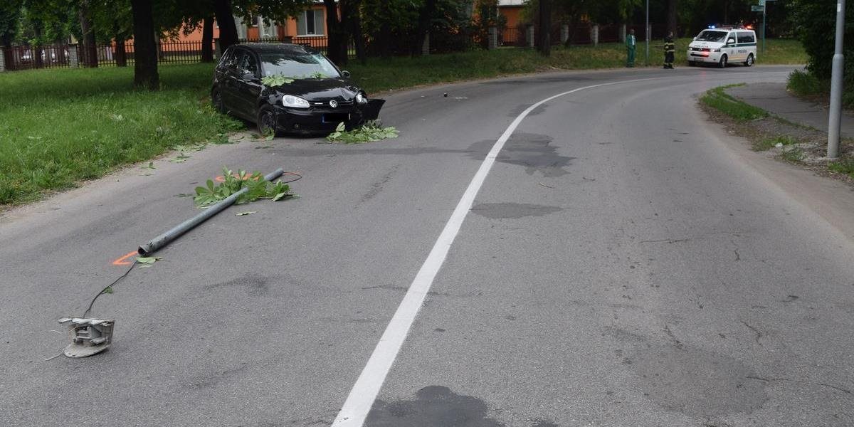 FOTO Opitý vodič v Nových Zámkoch narazil s vozidlom do stĺpa