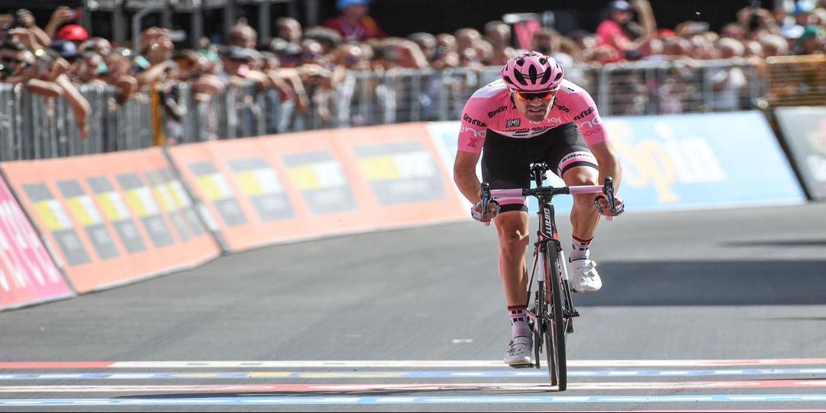 VIDEO Líder pretekov Giro d´Italia musel kuriózne zosadnúť z bicykla uprostred pretekov!