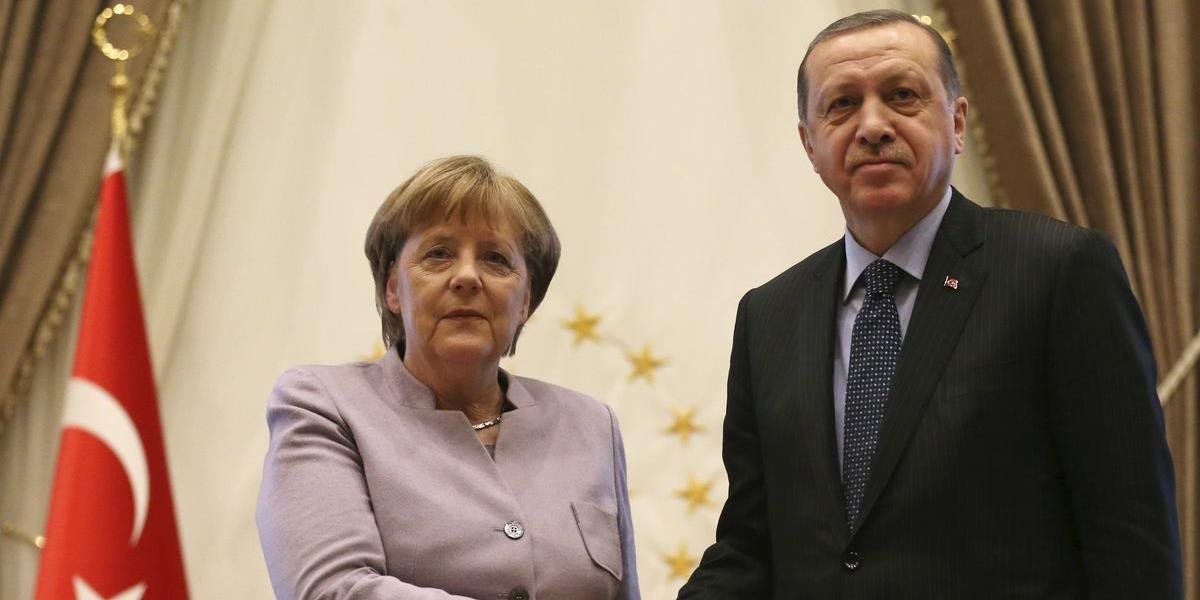Na dnešnom summite NATO sa pravdepodobne bilaterálne stretnú Merkelová s Erdoganom, očakáva sa napätá situácia