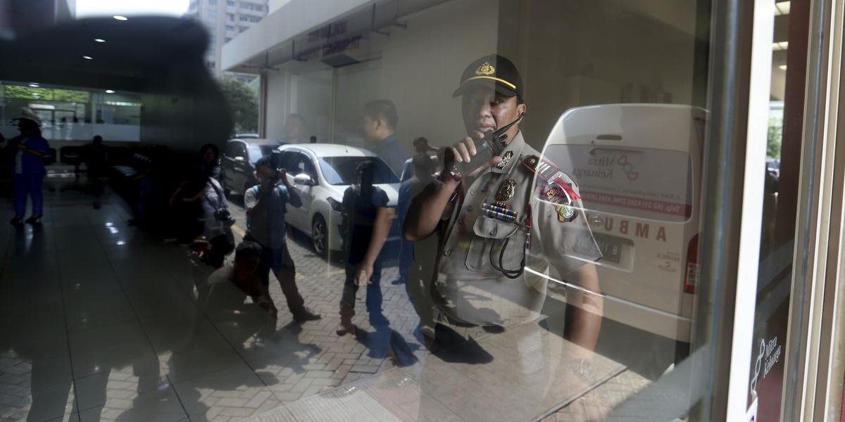 Pri bombovom útoku v Jakarte zahynuli traja policajti, desiatky sú zranených