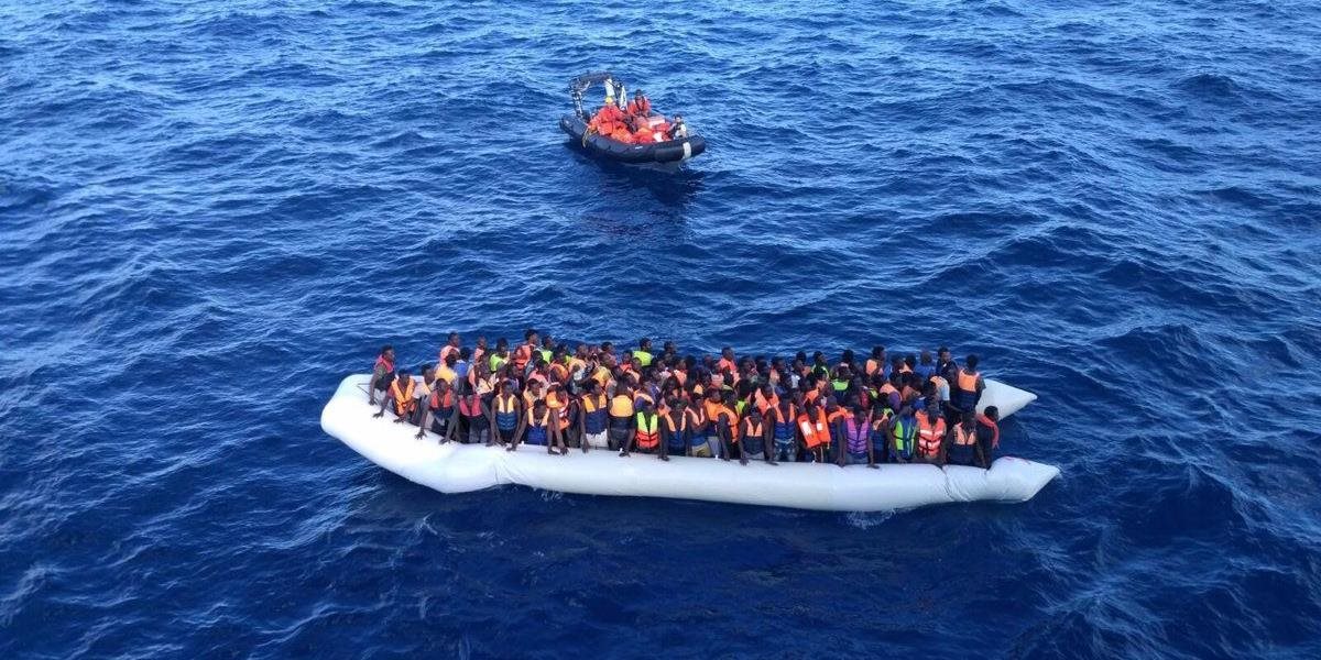 Prívalová vlna migrantov v dôsledku dobrého počasia sa opäť začala, pobrežná hliadka v Stredozemnom mori zachránila ďalších vyše dvetisíc utečencov