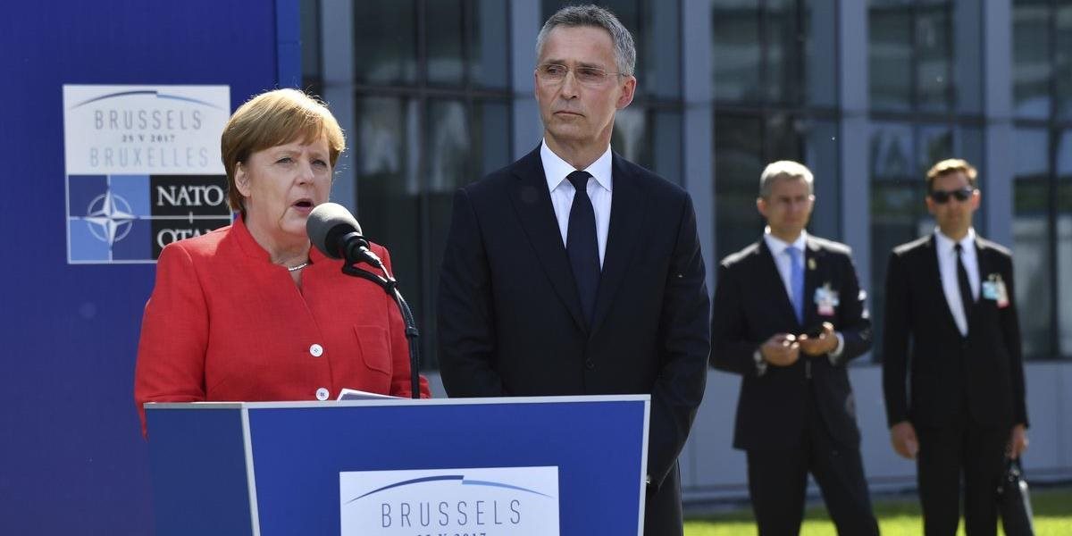 Merkelová podporuje vstup NATO do koalície proti IS, no vojenský príspevok zvyšovať nemieni