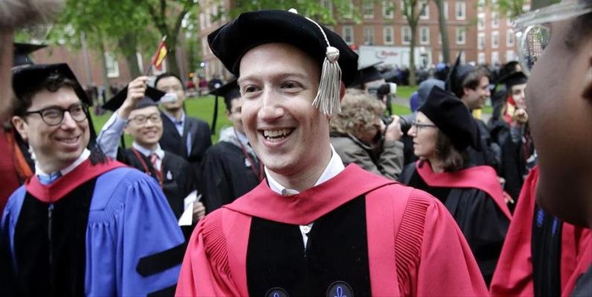 Mark Zuckerberg dostal od Harvardovej univerzity čestný doktorát aj napriek tomu, že štúdium nedokončil