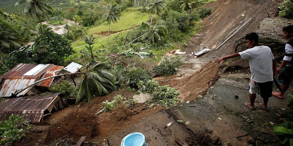 Zosuvy pôdy vyvolané lejakmi po celej Srí Lanke usmrtili najmenej 23 ľudí