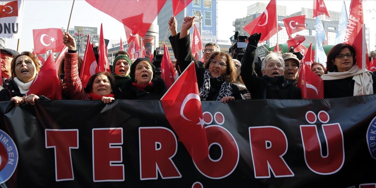 V Ankare zakázali demonštrácie po západe slnka, boja sa teroristov