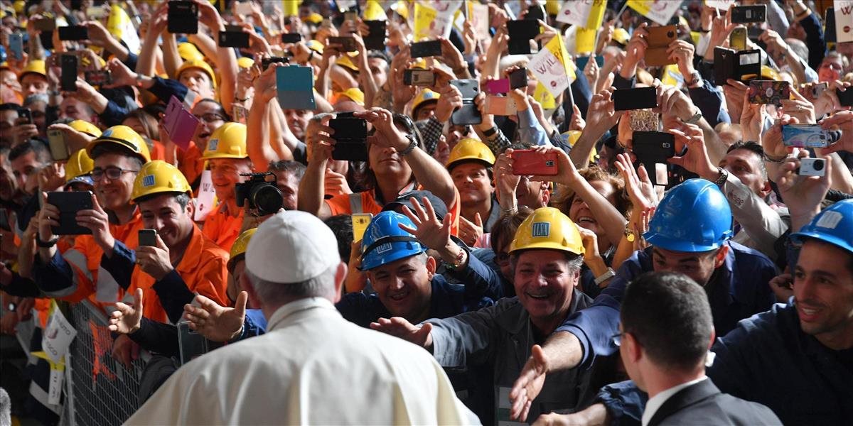 Pápež sa stretol s robotníkmi v oceliarňach ILVA