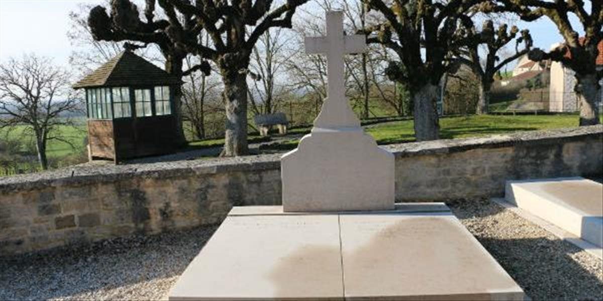 Francúzsko pobúrilo poškodenie hrobu generála de Gaulla