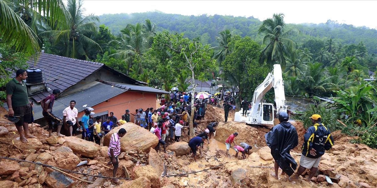 Zosuvy pôdy a záplavy si na Srí Lanke vyžiadali najmenej 122 obetí