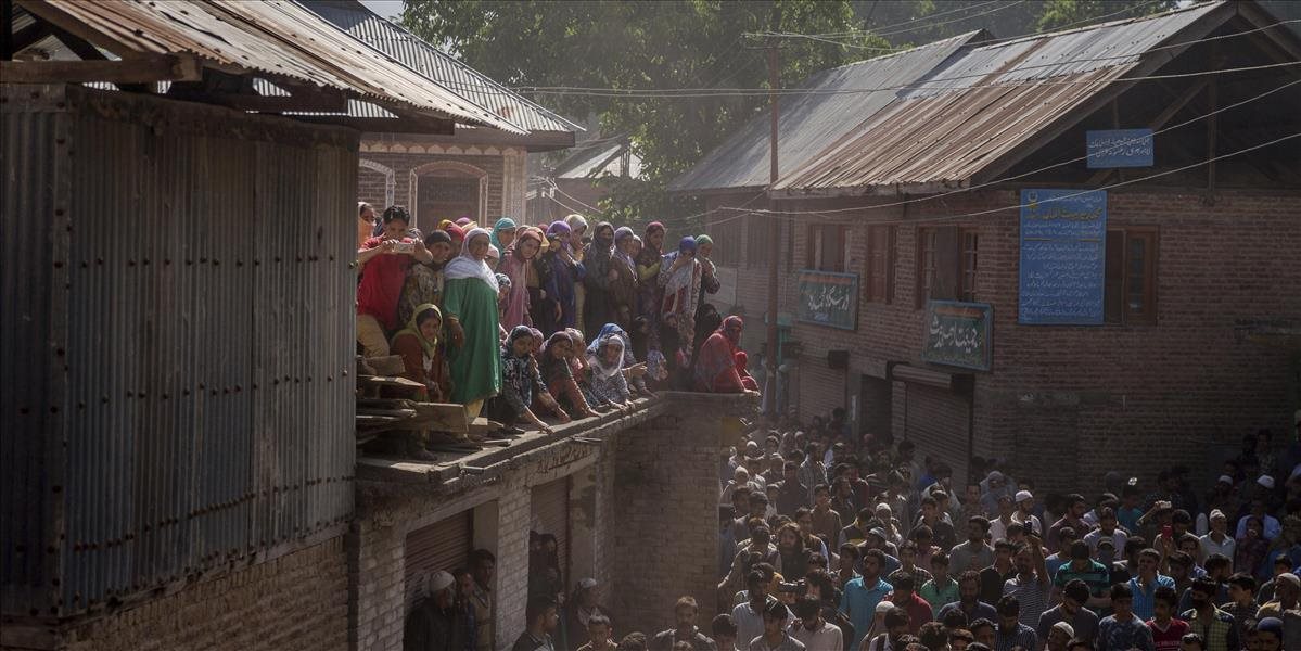 India vyhlásila v niektorých častiach nepokojného Kašmíru zákaz vychádzania