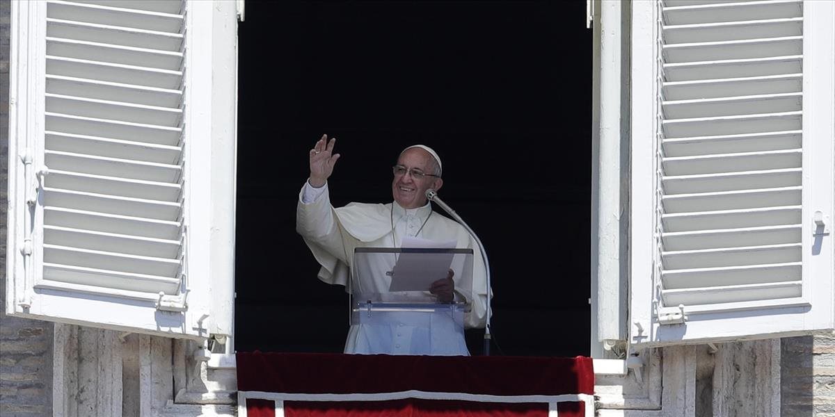 Pápež sa modlil za obete útokov v Británii a Egypte