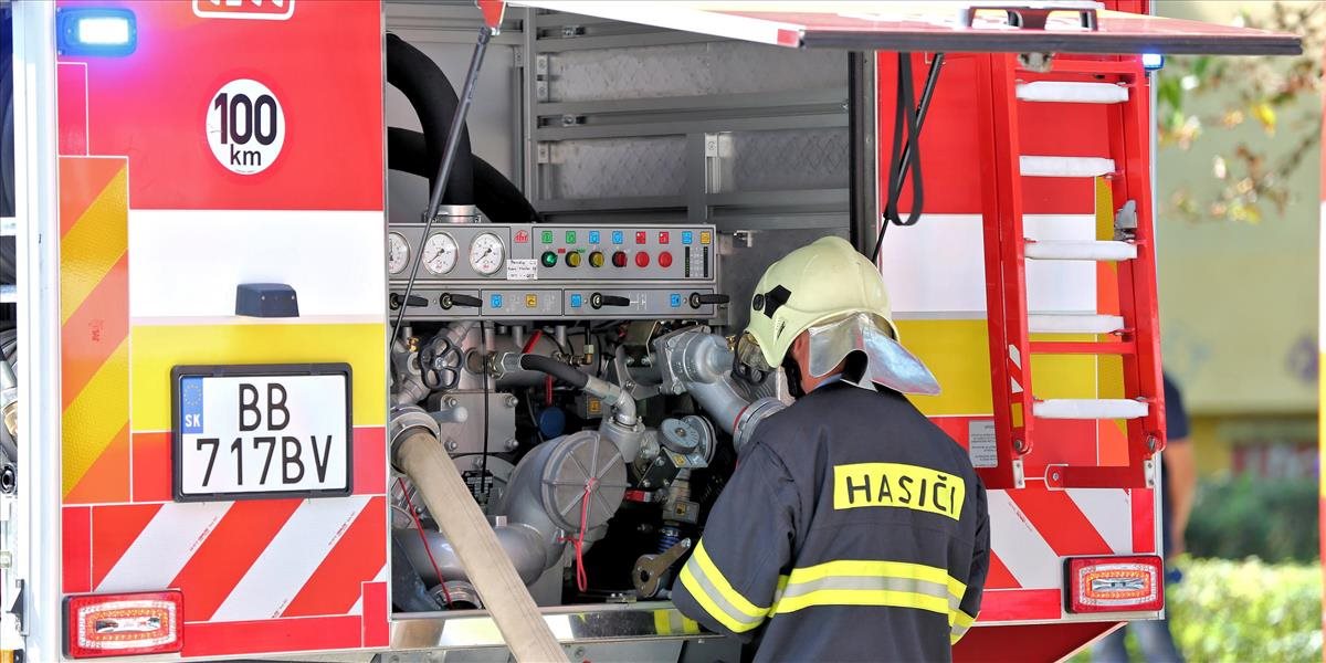 Na družstve v Topoľnici horí rezivo: Zasahuje päť desiatok hasičov