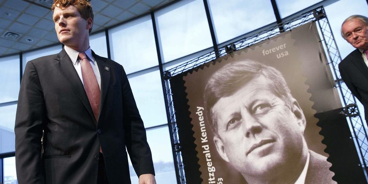 Spojené štáty si pripomínajú 100 rokov od narodenia prezidenta Kennedyho vydaním príležitostnej známky