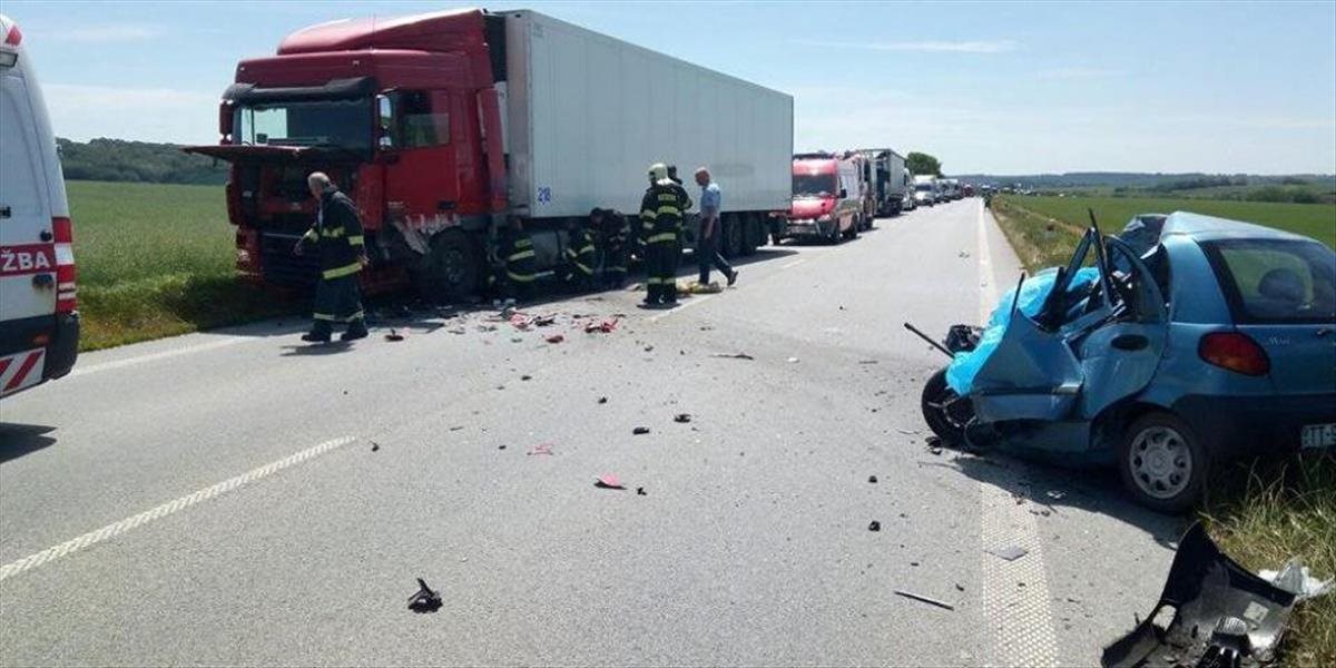 Tragédia: Zrážku kamióna s autom neprežila jedna osoba