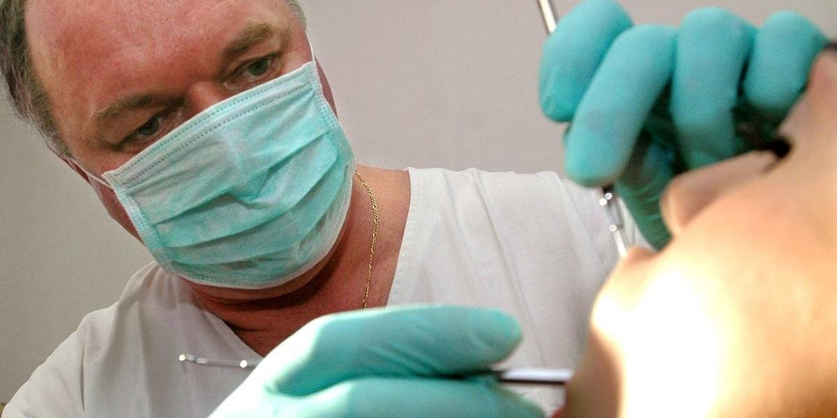 Ľudská chamtivosť nepozná hraníc: Zubára obvinili z toho, že vytrhol žene 22 zdravých zubov