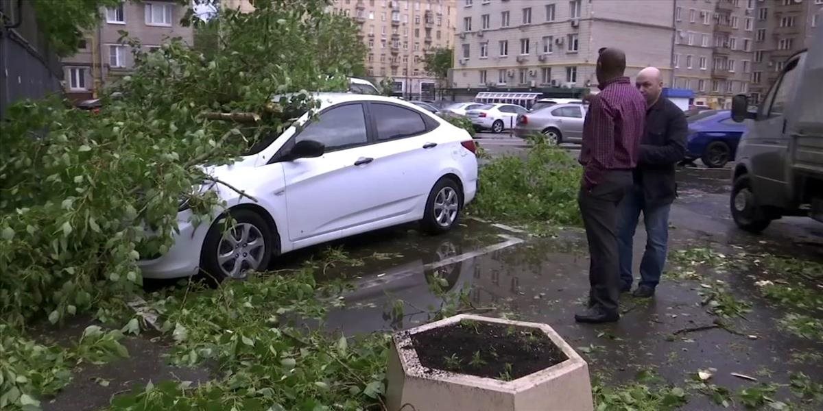 Aktualizované: VIDEO Moskvu zasiahol najvražednejší uragán za posledné desaťročia, počet obetí stúpol