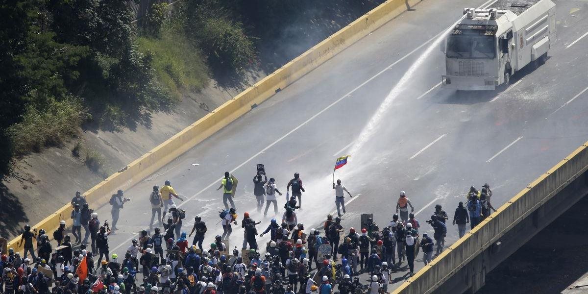 Pri protivládnych protestoch vo Venezuele boli zranení aj dvaja opoziční politici