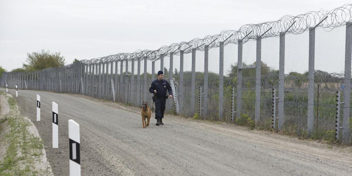 V Maďarsku zadržali skupinu ilegálnych utečencov z Pakistanu, policajti ich okamžite eskortovali