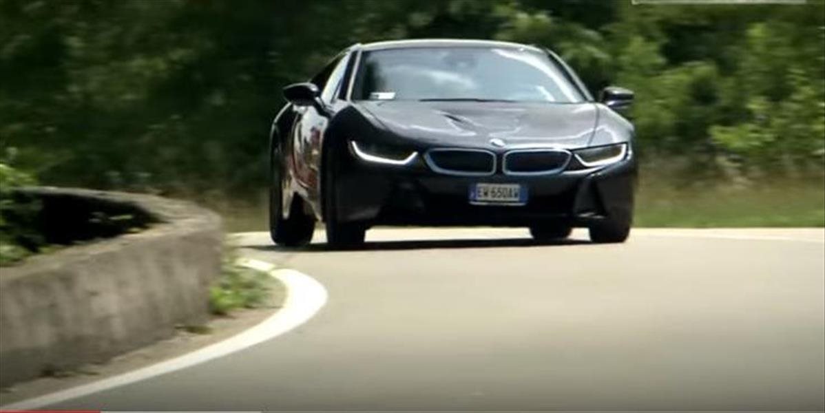 Česká polícia havarovala s požičaným hybridným BMW za štyri milióny Kč