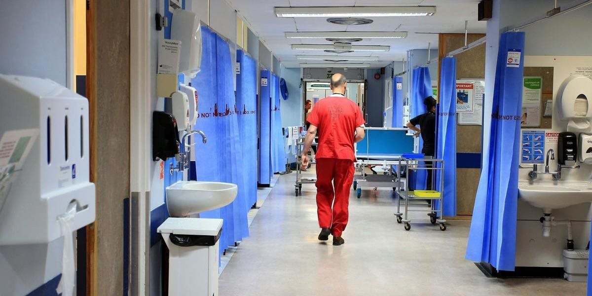 V Manchestri je naďalej hospitalizovaných vyše päťdesiat ťažko zranených obetí útoku, niektorí sú vo veľmi vážnom stave