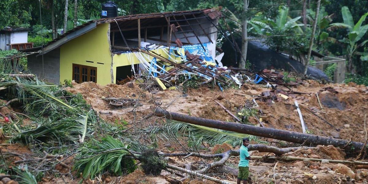 Záplavy a zosuvy pôdy si vyžiadali najmenej 200 obetí na Srí Lanke