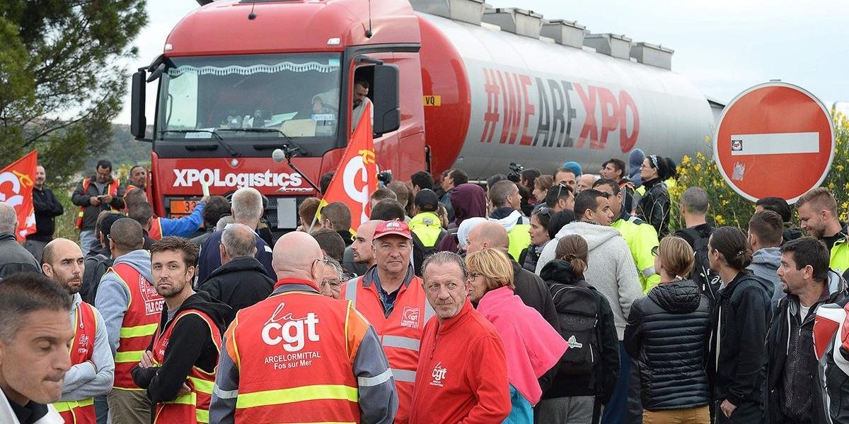 Francúzsko čelí opäť problémom s nedostatkom benzínu pre štrajk vodičov prepravujúcich nebezpečný náklad