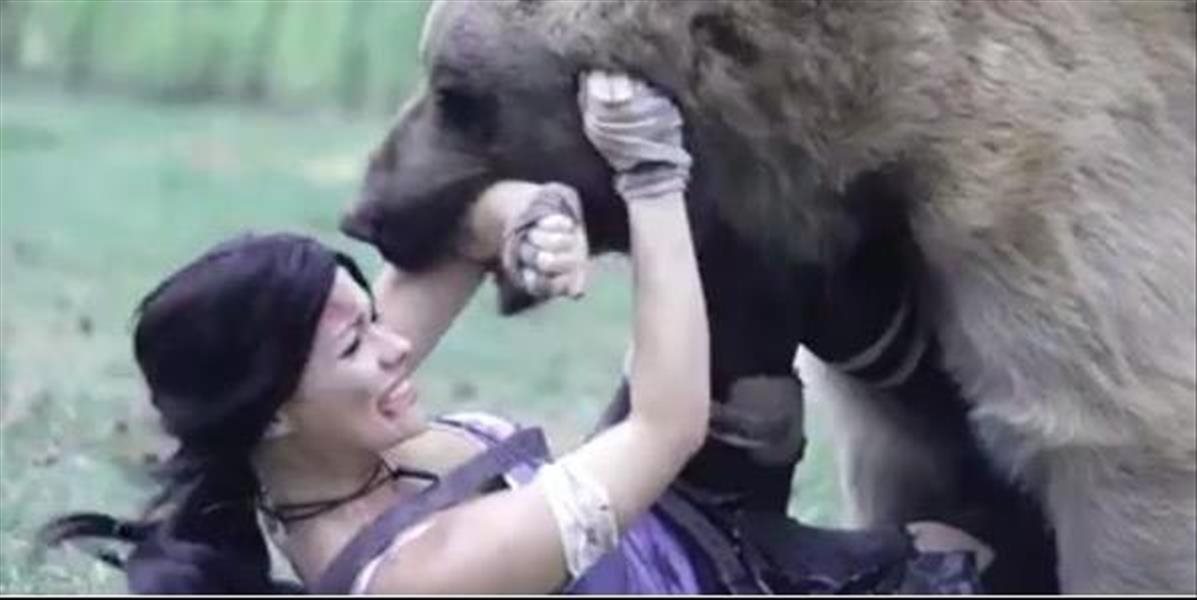 FOTO a VIDEO Ruská kráska sa hrala na Laru Croft so skutočným medveďom!