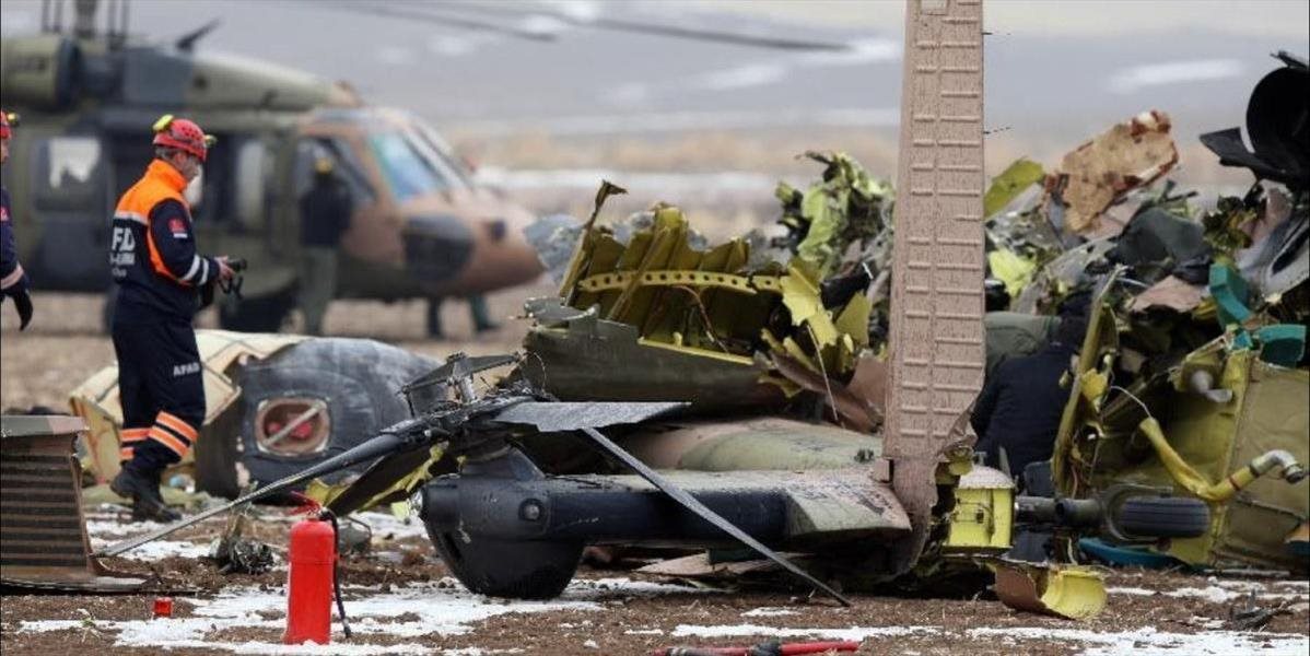 Pri nešťastnej nehode tureckého vrtuľníka zahynulo trinásť vojakov iba pár minút po štarte