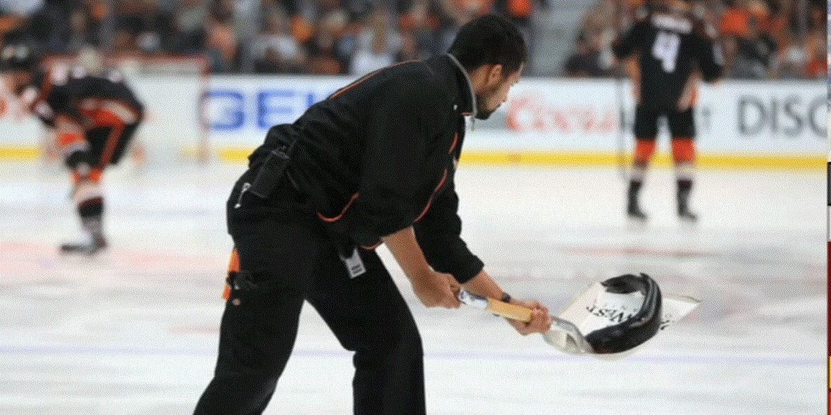 Hokejový fanúšik, ktorý hodil počas finále NHL na ľad mŕtvu rybu má dôvod na radosť