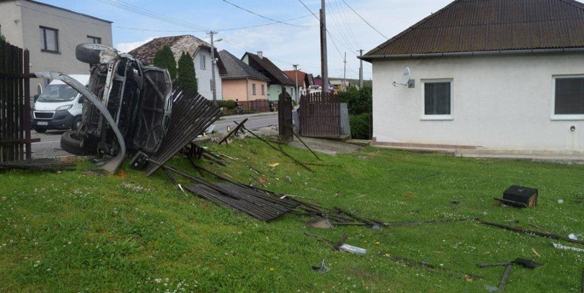 Hrozivá dopravná nehoda na východe Slovenska! Opitý vodič zdemoloval pylnovú a elektrickú prípojku