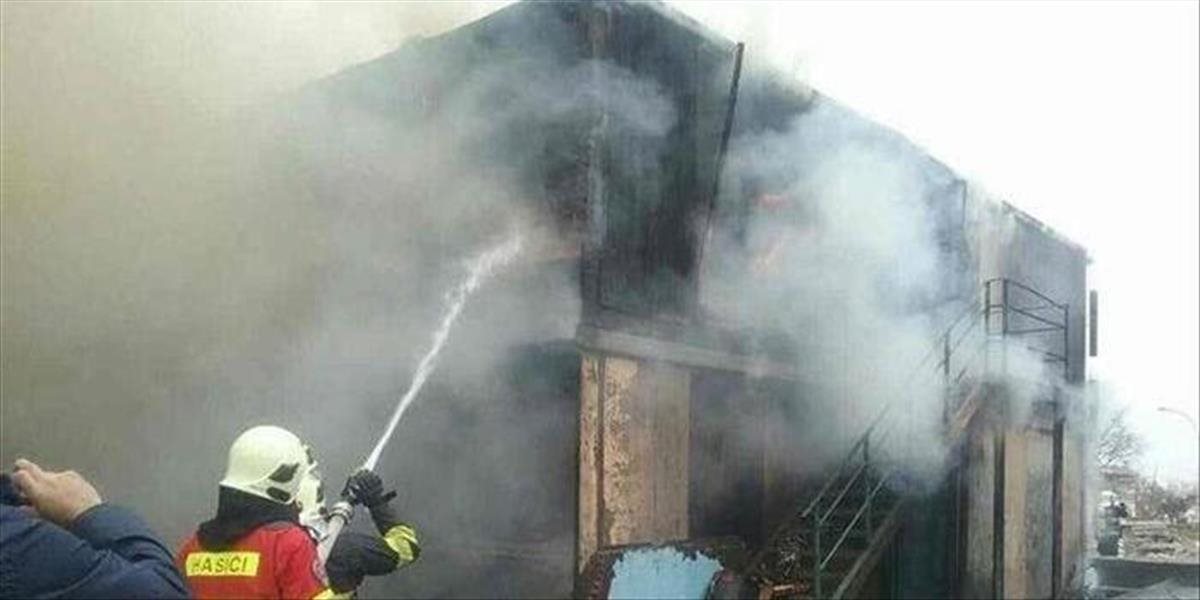 Hasiči zasahujú pri veľkom požiari v sklade papiera v Šuranoch