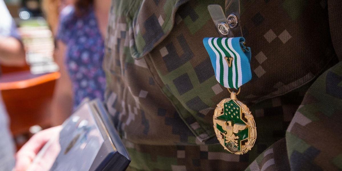 FOTO Veľvyslanec USA ocenil medailou za chrabrosť Slováka, príslušníka 5. pluku špeciálneho určenia