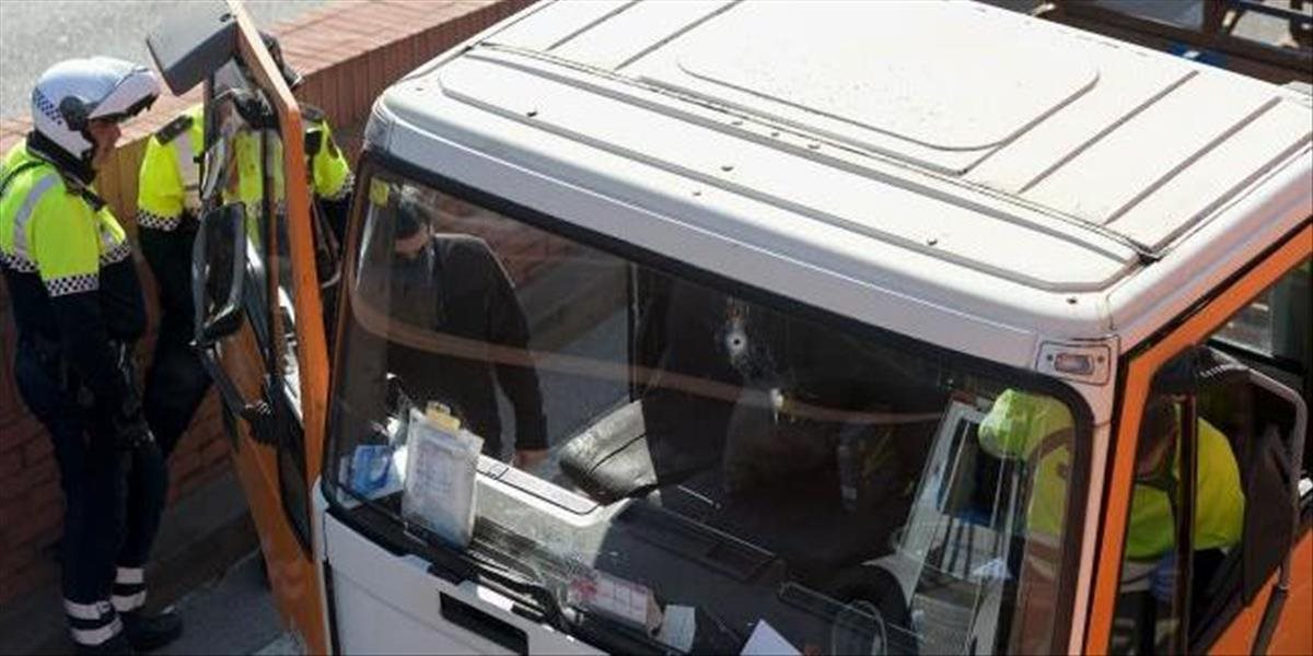 Švédska polícia pátra po vodičovi, ktorý s odcudzeným kamiónom nabúral do áut