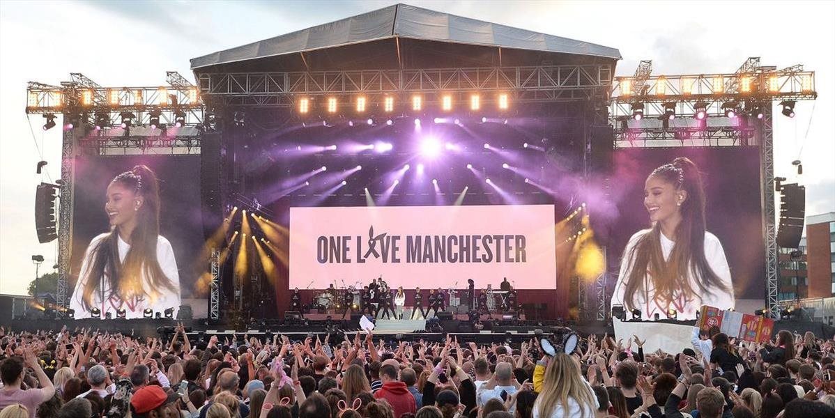 FOTO Na benefičný koncert Ariany Grande prišlo vyše 50.000 ľudí, uctili si obete útoku v Manchestri